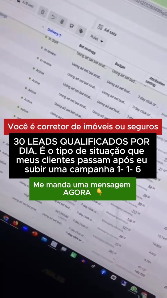 Frame do criativo com o Gerenciador de Anúncios ao fundo e headline para corretores de imóveis ou seguros.